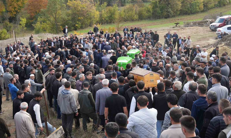 Kritik Açıklama: Kastamonu Taşköprü'de öldürülen baba, 2 oğlu ve kardeşi yan yana defnedildi