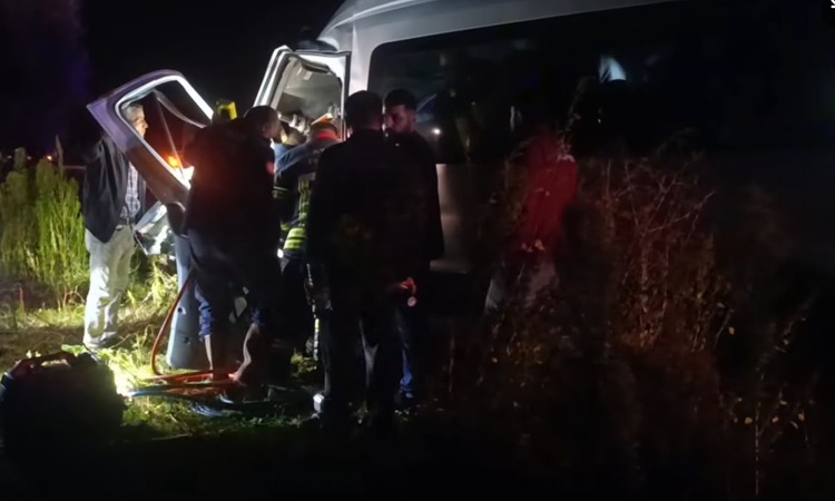 Kritik Açıklama: Kayseri’de iş makinesi ile 2 işçi servisi çarpıştı: 1 ölü, 15 yaralı