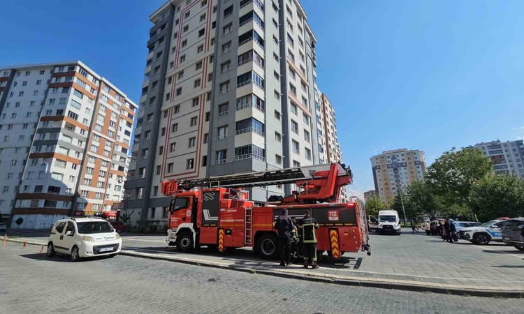 Kritik Açıklama: Kayseri Melikgazi'de apartmanın 2. katındaki yangında bir kişi dumandan etkilendi - Son Dakik