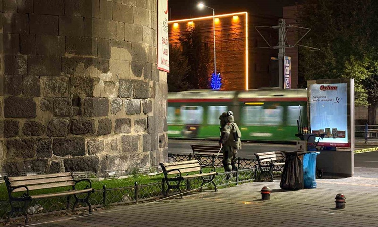 Kritik Açıklama: Kayseri Melikgazi'de unutulan sırt çantası fünyeyle patlatıldı, içinden kıyafet çıktı