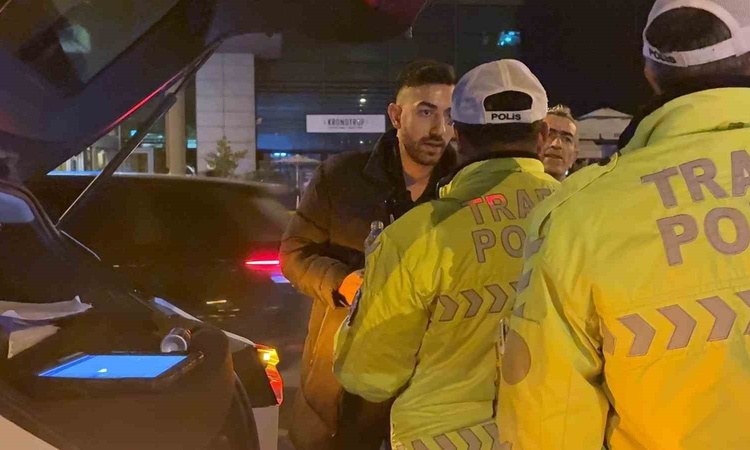 Kritik Açıklama: Kayseri'de refüje çıkan otomobilin alkollü sürücüsüne 265 bin TL ceza yazıldı - Son Dakika Bi