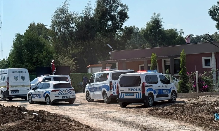 Kritik Açıklama: Kimliği belirsiz şüpheli Adana'da inşaat firmasının ofisine 11 el ateş edip kaçtı