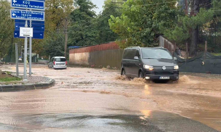 Kritik Açıklama: Kocaeli Başiskele'de sağanak ev, depo ve seraları su bastı, araçlar mahsur kaldı ve Merak Edi