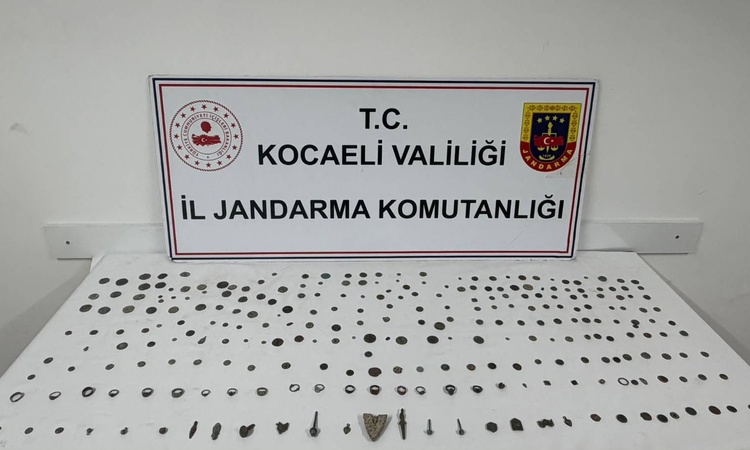 Kritik Açıklama: Kocaeli Dilovası'nda otomobilde 271 tarihi eser bulundu, 1 şüpheli yakalanarak gözaltına sevk
