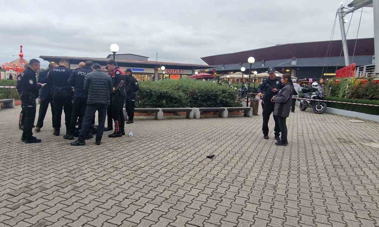 Kritik Açıklama: Kocaeli İzmit'te Outlet Center AVM'de kendi silahı ateş alınca şahıs yaralandı: Gelişmeler Ta