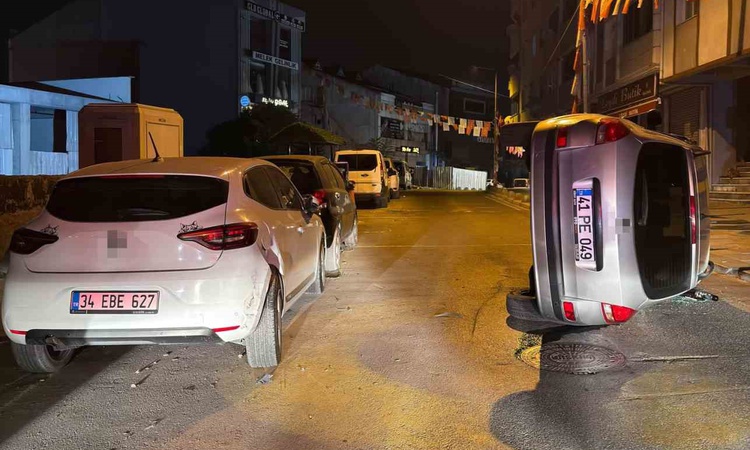 Kritik Açıklama: Kontrolden çıkan otomobil Arnavutköy'de park halindeki araca çarpıp yan yattı - Son Dakika Bi