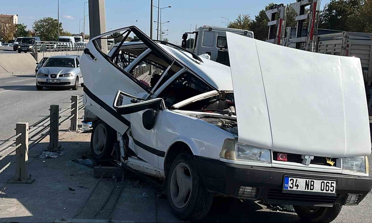 Kritik Açıklama: Konya Karatay'da refüje çarpan otomobil hurdaya döndü, 4 kişi yaralandı ve Merak Edilenler