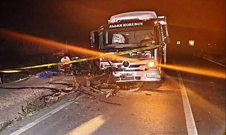 Kritik Açıklama: Konya Yalıhüyük'te otomobil kamyonla çarpıştı, 16 yaşındaki çocuk öldü, 1 kişi yaralandı | İş