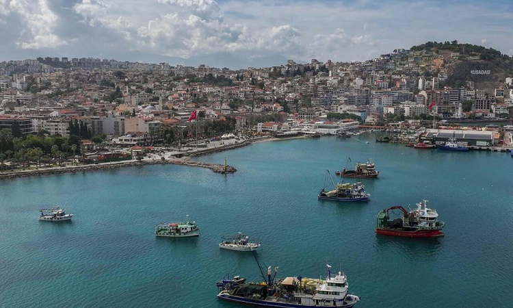 Kritik Açıklama: Kuşadası'na 3 kruvaziyerle 5 bin 400 turist indi, balıkçı tekneleri dronla çekildi