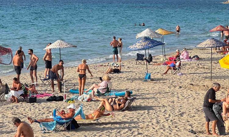 Kritik Açıklama: Kuşadası'nda Ekim ortasında sıcaklık 24 dereceye çıkınca vatandaşlar denize girdi | İşte Tüm