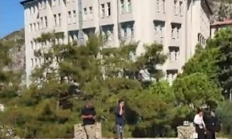 Kritik Açıklama: Kuşadası'ndaki otelde maaş eylemi resmen start aldı, yaklaşık 400 müşteri tahliye edildi | İş