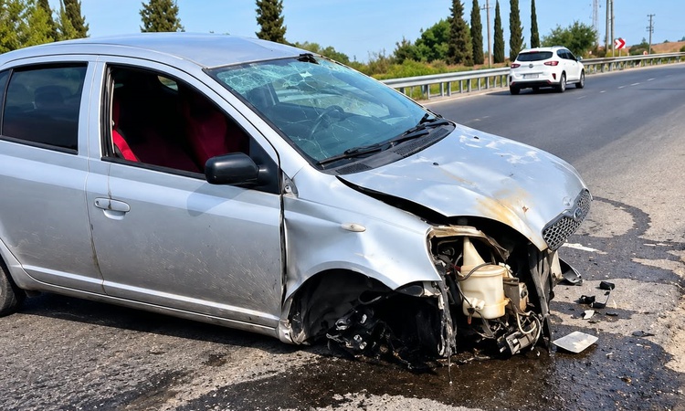 Kritik Açıklama: Kuşadası-Söke karayolunda otomobil istinat duvarına çarptı, 3 kişi yaralandı ve Merak Edilenl