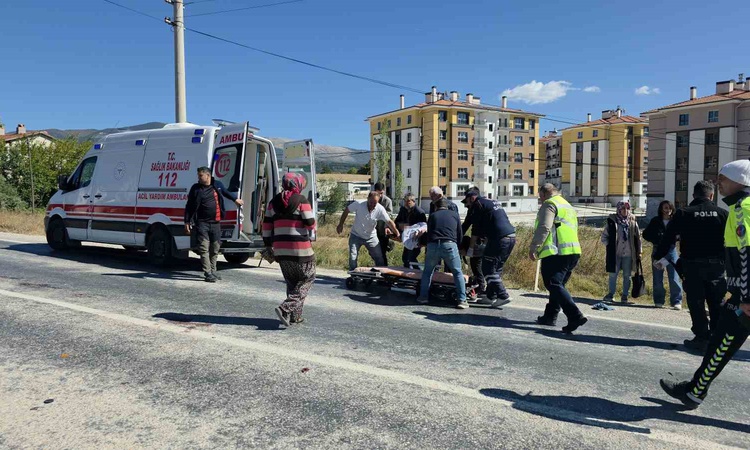 Kritik Açıklama: Kütahya Domaniç'te otomobil ile motosiklet çarpıştı, 1 genç öldü, 2 kişi yaralandı ve Merak E