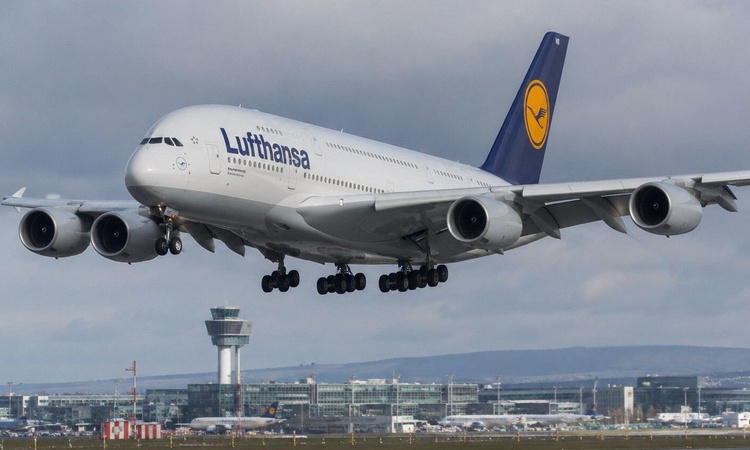 Kritik Açıklama: Lufthansa uçağı koku nedeniyle Manchester'a acil iniş yaptı, 371 kişi tahliye edildi | İşte T