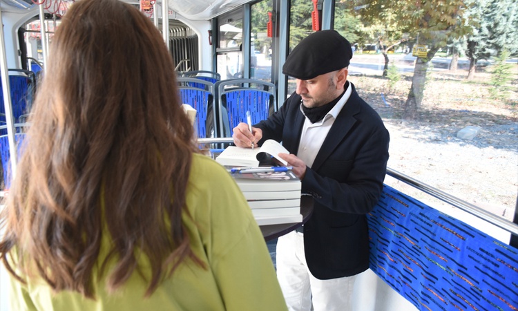 Kritik Açıklama: Malatya'da yazar Ramazan Öner, kitaplarını yazdığı trambüste imza günü yaptı: Gelişmeler Taki
