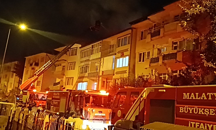 Kritik Açıklama: Malatya Yeşilyurt'ta 4 katlı binanın çatısında çıkan yangın söndürüldü