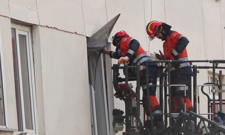Kritik Açıklama: Maltepe'de 3 katı çöken binada 2 kişi öldü, 3'ü çocuk 10 kişi yaralı kurtarıldı | İşte Tüm Ay