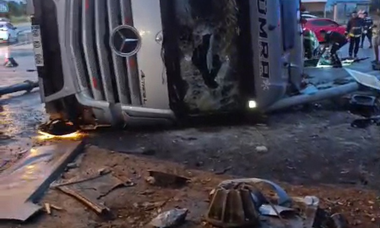 Kritik Açıklama: Manavgat'ta TIR dolmuş durağına devrildi, 2 kişi öldü, TIR sürücüsü yakalanarak gözaltına sev