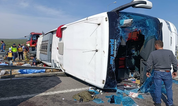 Kritik Açıklama: Manisa Akhisar'da tur otobüsü devrildi, çok sayıda ölü ve yaralı olduğu bildirildi.: Gelişmel