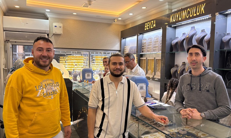 Kritik Açıklama: Manisa Kula'da düşürülen altın, duyarlı esnafın girişimiyle sahibine teslim edildi - Son Daki
