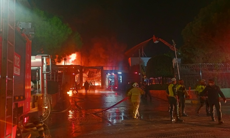 Kritik Açıklama: Manisa OSB'deki akü fabrikasında yangın çıktı, itfaiye müdahalesi sürüyor | İşte Tüm Ayrıntıl