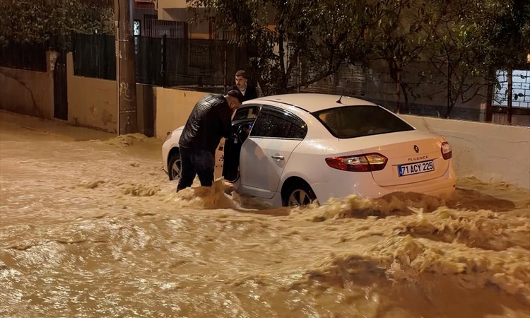Kritik Açıklama: Mersin'de sağanak nedeniyle Akdeniz'de ev ve iş yerlerinin girişlerini su bastı: Gelişmeler T