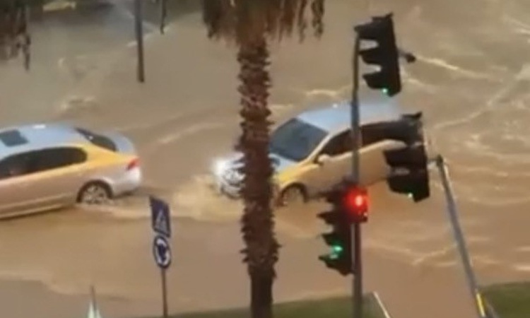 Kritik Açıklama: Mersin'de sağanak yağış alt geçitlerde su birikintisi oluşturdu, trafik aksadı