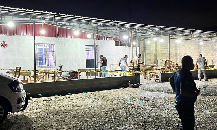 Kritik Açıklama: Mersin Tarsus'ta kahvehaneye tüfekle ateş açıldı, 1 kişi öldü, 4 kişi yaralandı - Son Dakika