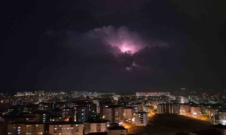 Kritik Açıklama: Meteorolojinin sağanak uyarısı verdiği Elazığ'da bulutların içinde şimşekler çaktı ve Merak E