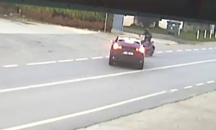 Kritik Açıklama: Motosiklet ile otomobilin çarpıştığı kaza kamerada ve Merak Edilenler
