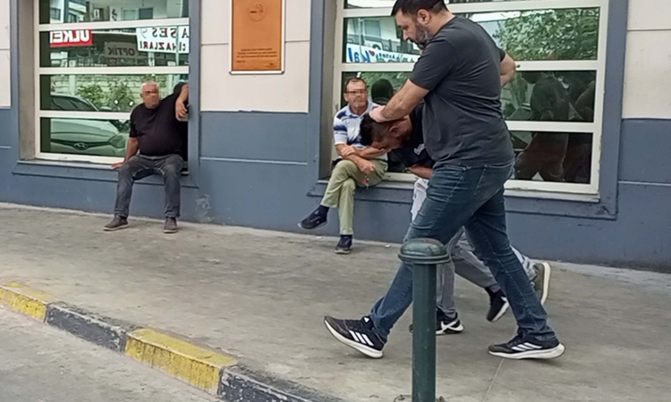 Kritik Açıklama: Motosikletiyle geldiği evinin önünde uyuşturucu ile yakalanıp, hakkında tutuklama kararı veri
