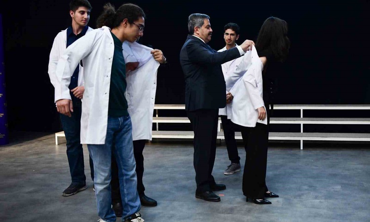 Kritik Açıklama: MTÜ Tıp Fakültesinde birinci sınıf öğrencilerine beyaz önlük giydirildi