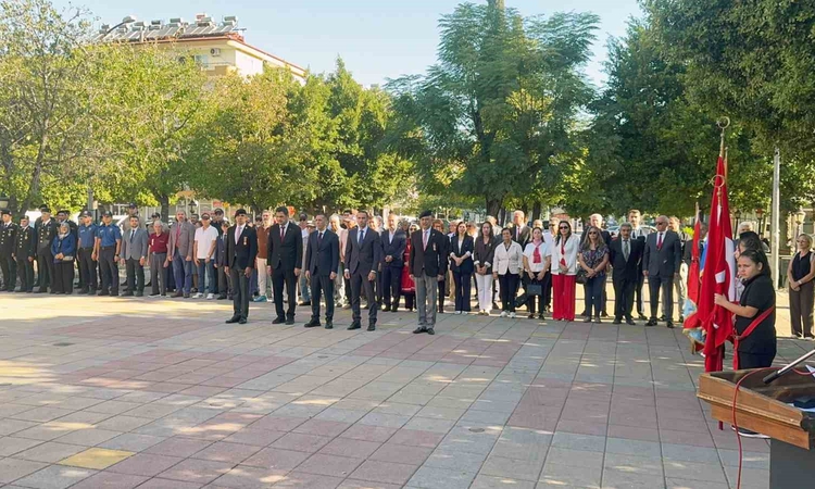 Kritik Açıklama: Muğla Ortaca'da 19 Eylül Gaziler Günü'nde Atatürk Anıtı önünde çelenk sunumu yapıldı ve Merak