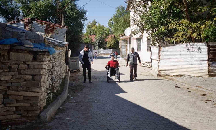 Kritik Açıklama: Muş Kırköy'de 20 yaşındaki gence polis desteğiyle akülü sandalye verildi: Gelişmeler Takip Ed