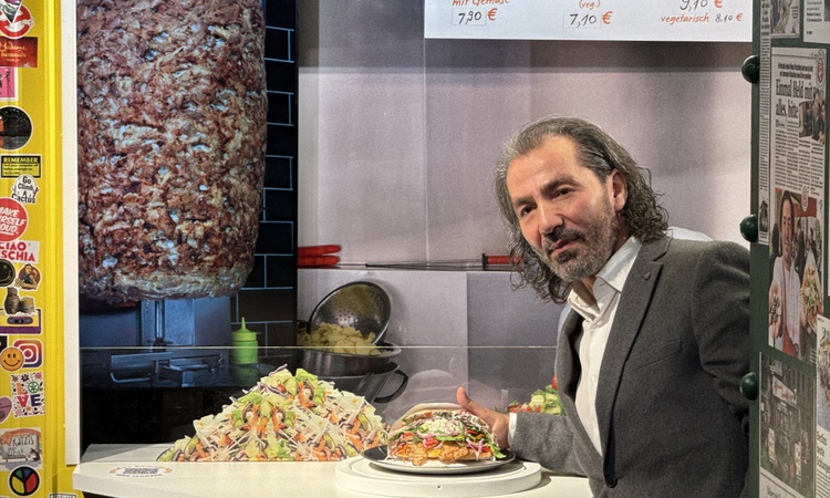 Kritik Açıklama: Mustafa's Gemüse Kebap'ın bal mumu döneri Madame Tussauds'ta sergilenmeye başlandı: Gelişmele