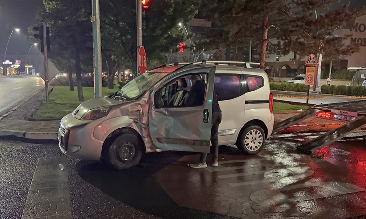 Kritik Açıklama: Niğde Bor'da araçla çarpışan motosikletteki 2 kişi öldü, 1 kişi ağır yaralandı