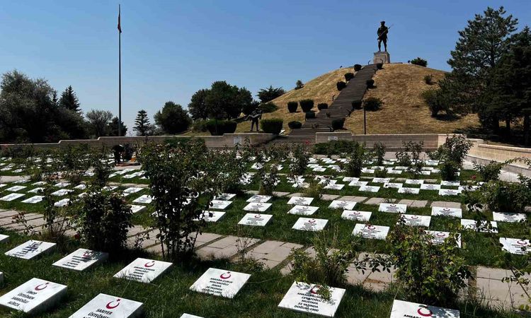 Kritik Açıklama: Öğrenciler 510 şehit mezarının taşını okul atölyesinde yapıp mezarları yenilediler - Son Daki