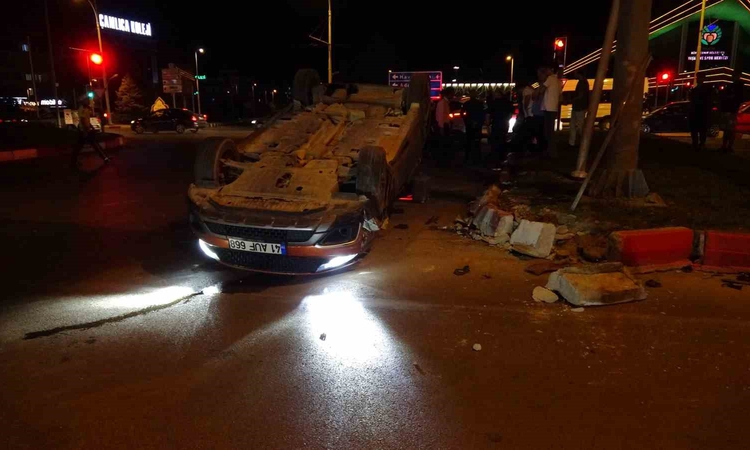 Kritik Açıklama: Otomobille çarpışan araç ters döndü: 2 yaralı - Son Dakika Bilgileri