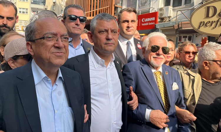 Kritik Açıklama: Özgür Özel, İzmir'de basın emekçileri için yürüyüşte iki sıra arkadan yürüdü - Son Dakika Bil