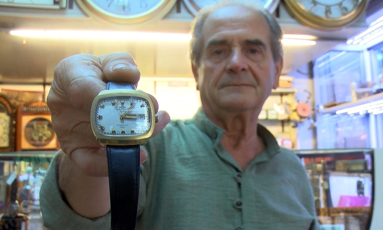 Kritik Açıklama: Parçaları tamirde kullanılmak için ayrılan yarım asırlık saat, bin 500 dolardan vitrine çıktı