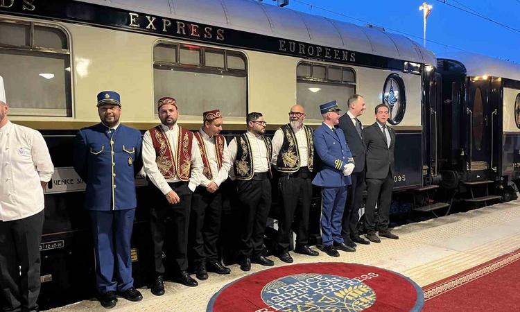 Kritik Açıklama: Paris'ten hareket eden Orient Express 70'ten fazla yolcuyla İstanbul'a ulaştı - Son Dakika Bi