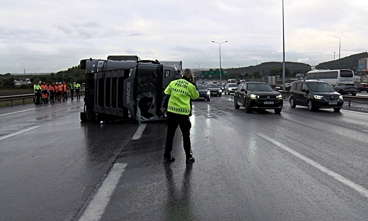 Kritik Açıklama: Pendik'te balık yüklü TIR devrildi; şoför yaralandı, trafik yoğunluğu oluştu ve Merak Edilenl
