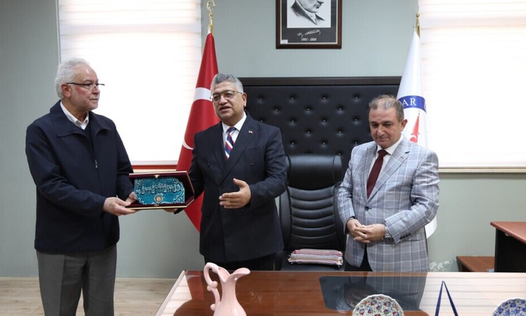 Kritik Açıklama: Prof. Dr. Ayhan Kahraman, DPÜ Güzel Sanatlar Fakültesi dekanlığı görevine resmen start aldı v