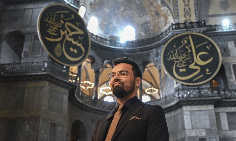 Kritik Açıklama: Rıdvan Akbaş, Ayasofya'nın açılışını 6 kıtalık 'Ulu Mabet Ayasofya' ilahisine taşıdı