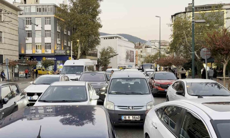 Kritik Açıklama: Sabah namazı için Ulucami'ye gelen vatandaşlar Bursa'da trafiği tek şeride indirdi: Gelişmele