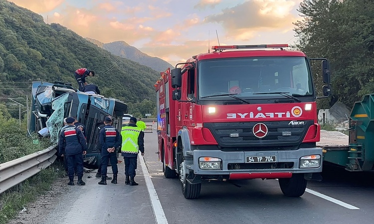 Kritik Açıklama: Sakarya Geyve'de kiremit yüklü tır devrildi, D-650'de ulaşım tek şeritten sağlandı | İşte Tüm