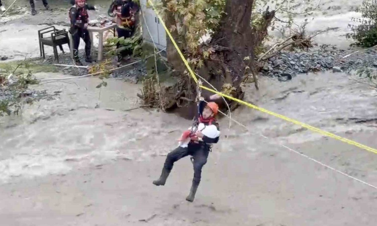 Kritik Açıklama: Sakarya Sapanca'da jandarma, selde mahsur bebeği ipli teleferikle uyutarak kurtardı