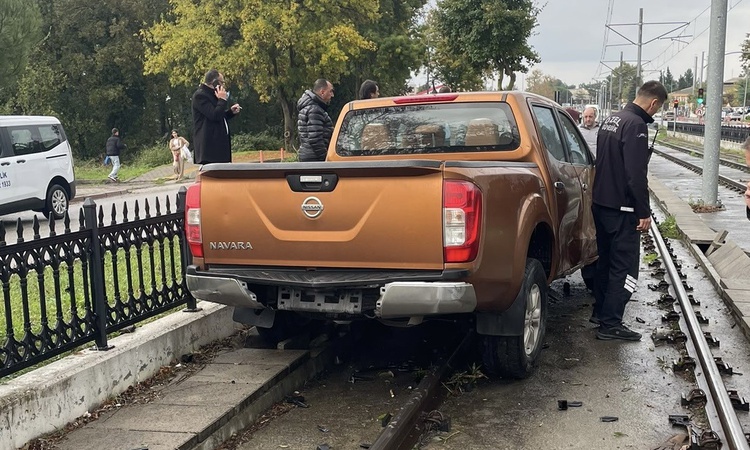 Kritik Açıklama: Samsun Atakum'da kontrolden çıkan pikap tramvay yoluna girdi, seferler normale döndü | İşte T