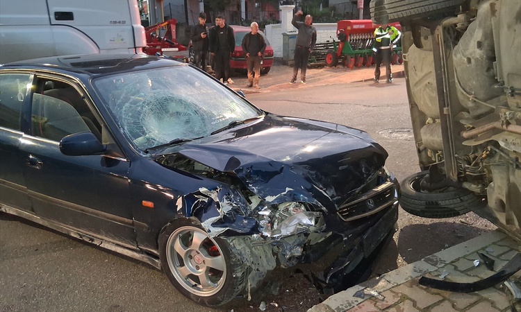 Kritik Açıklama: Samsun Havza'da iki otomobil çarpıştı, 4 kişi yaralandı; sıkışan sürücü kurtarıldı