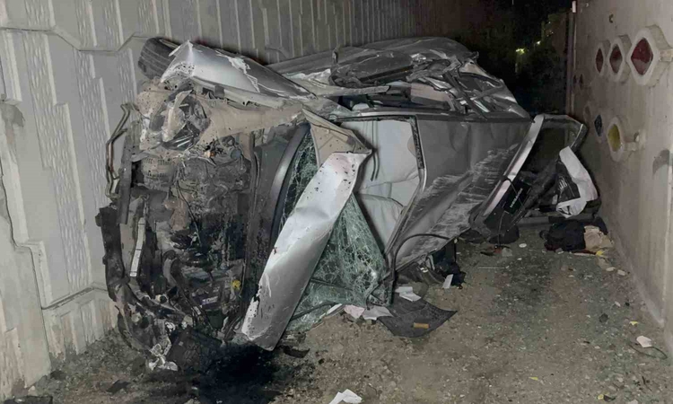 Kritik Açıklama: Samsun İlkadım'da kamyonete çarpan otomobil takla atıp hurdaya döndü, 2 yaralı oldu ve Merak